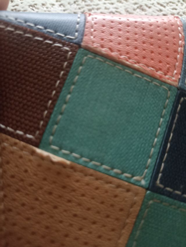 Cartera desigual con marcas de uso