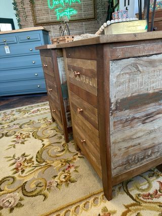 2 Mesitas de noche de teca