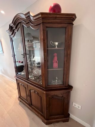 Vitrina de nogal de la casa Valenti