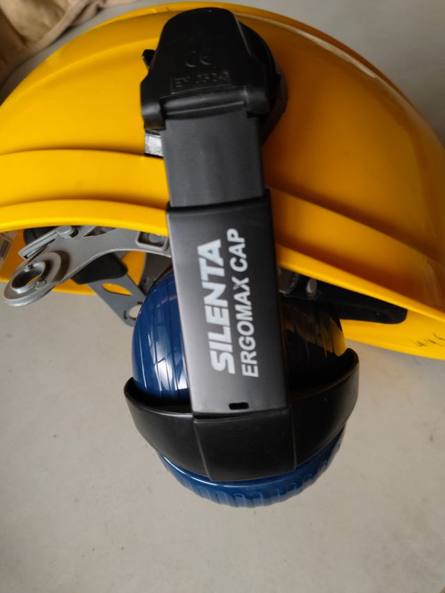 Casco seguridad con protectores auditivos