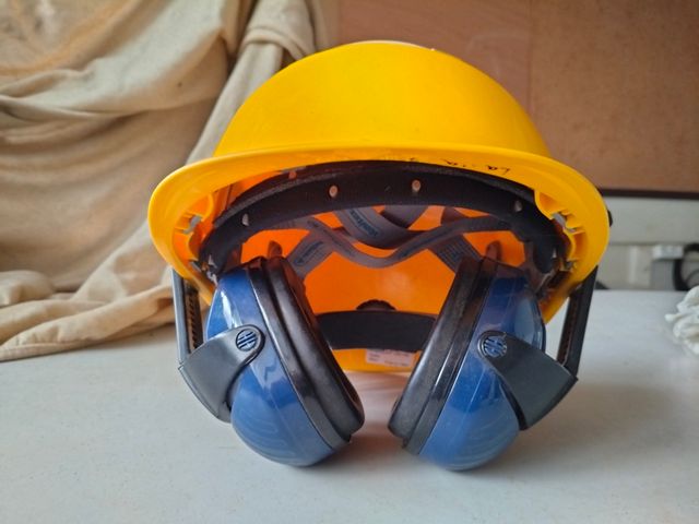 Casco seguridad con protectores auditivos