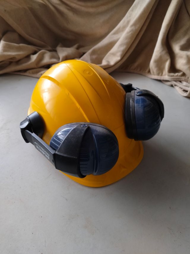 Casco seguridad con protectores auditivos
