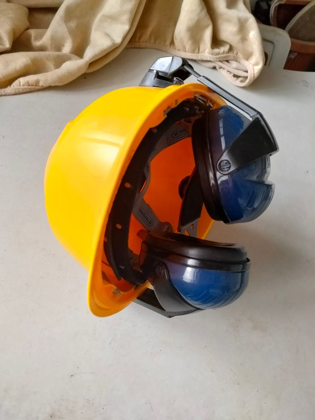 Casco seguridad con protectores auditivos