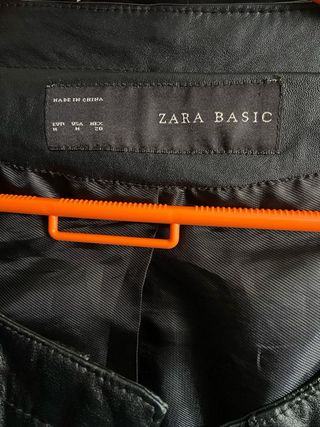 Chaqueta negra entallada efecto cuero Zara Basic Talla M/S
