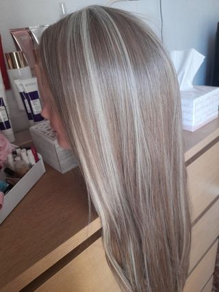 Peluca rubia ceniza con mechas