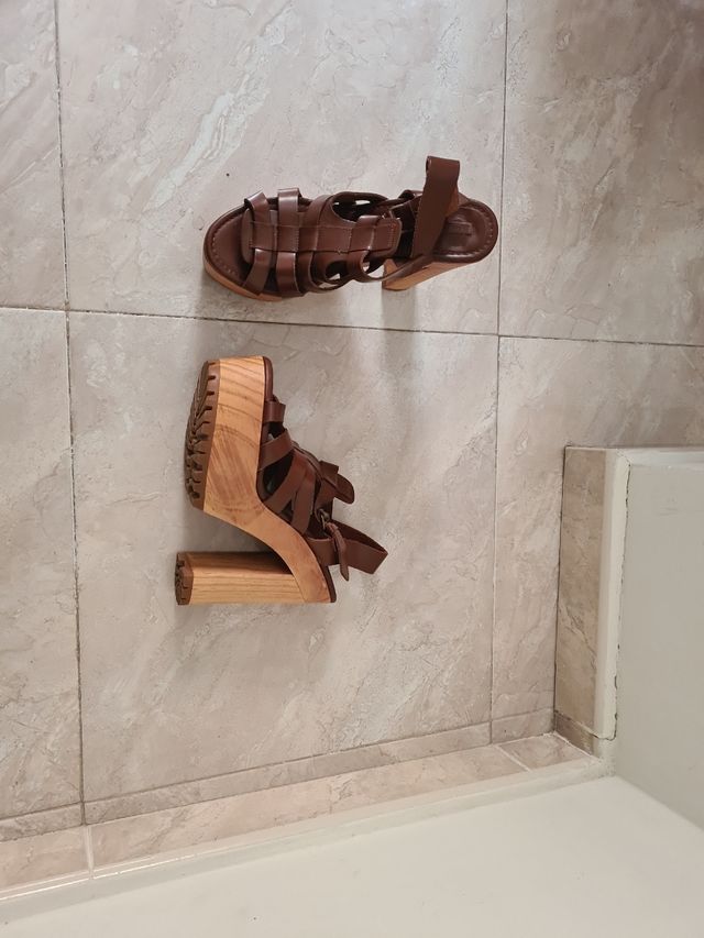 Sandalia tacón piel