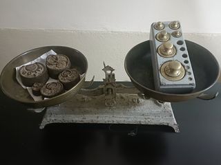 Báscula antigua y pesos