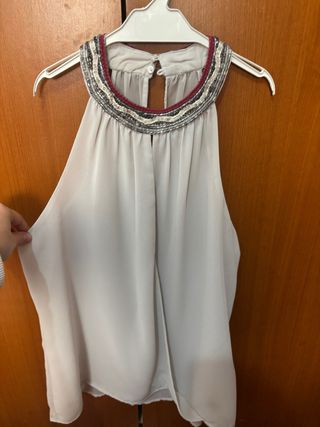 Blusa cuello pedrería Zara