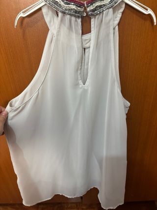 Blusa cuello pedrería Zara