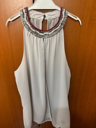 Blusa cuello pedrería Zara
