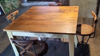 Mesa alta y 4 taburetes de maison du monde 