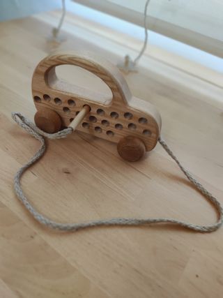 Coche de madera para enhebrar Montessori
