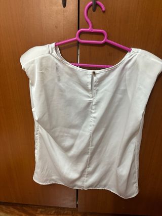 Blusa con hombreras