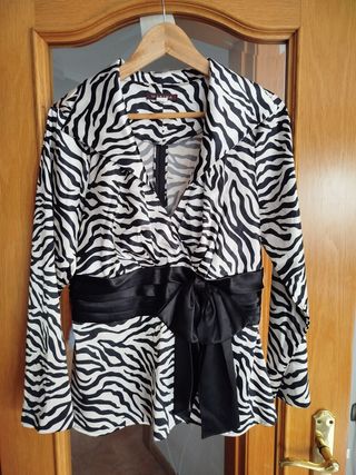 Blusa bicolor estampada animal print talla 48