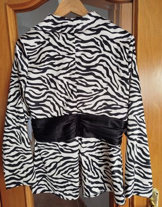 Blusa bicolor estampada animal print talla 48