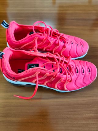 air vapormax plus overbranding bright crimson