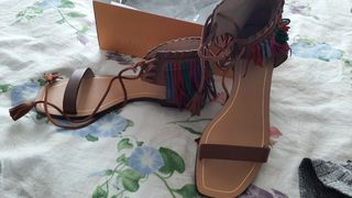 Sandalias planas de piel con flecos Zara