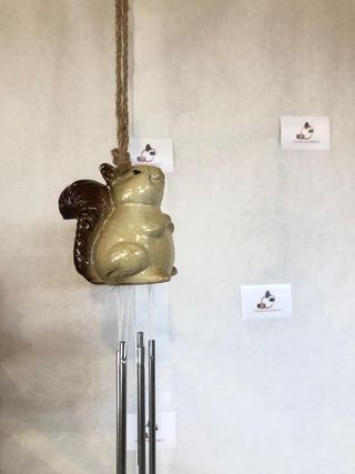 Pendaglio giardino scoiattolo in ceramica stile sh