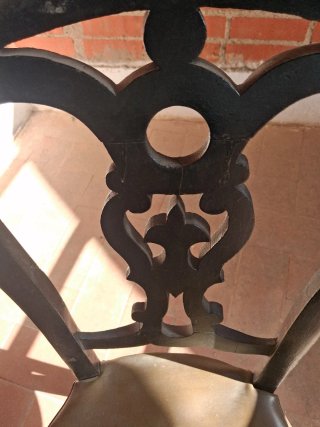 Silla pequeña antigua ,de madera negra