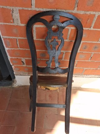 Silla pequeña antigua ,de madera negra