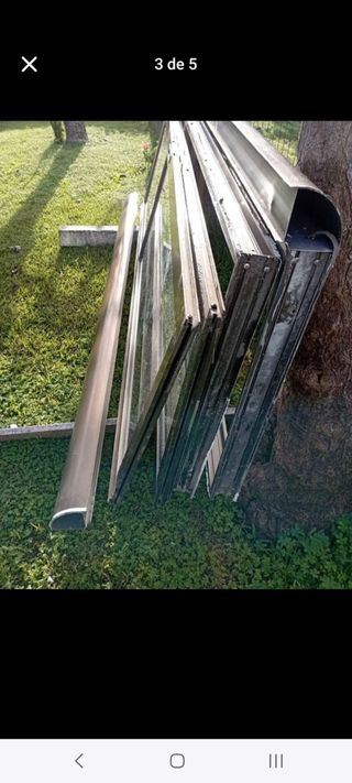 Cierre de aluminio y cristal con puertas corredera