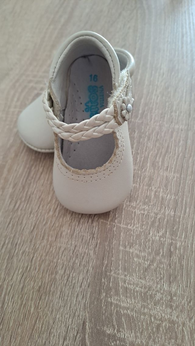 Zapatos de bebe talla 16. Color crema
