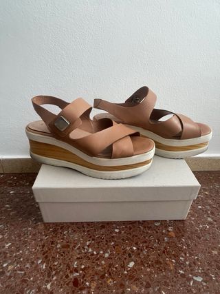 Sandalias Uterque Cuña Vaqueta Buton Metálico T.38