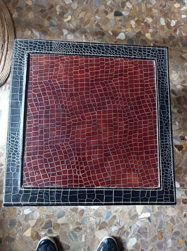 Mesita imitación piel