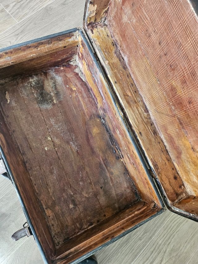 Cofre antiguo de más de 100 años muy peculiar.☠️