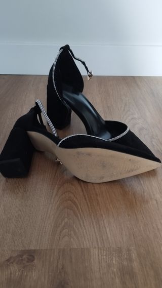 Zapatos de tacón negros. tacones