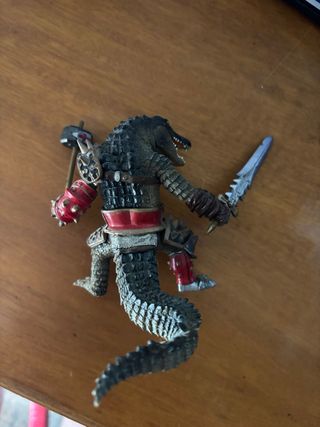 Vendo figura de cocodrilo luchador 