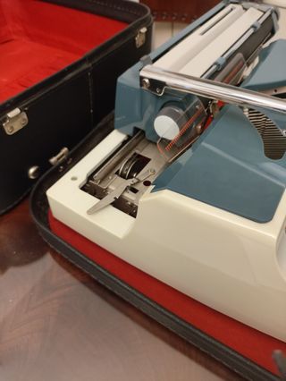 Maquina de escribir mecánica portátil.