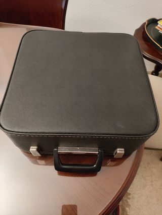 Maquina de escribir mecánica portátil.