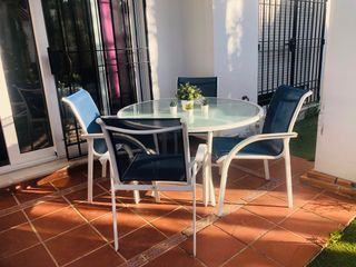 JUEGO MESA Y 4 SILLAS AZUL MARCA KETTAL