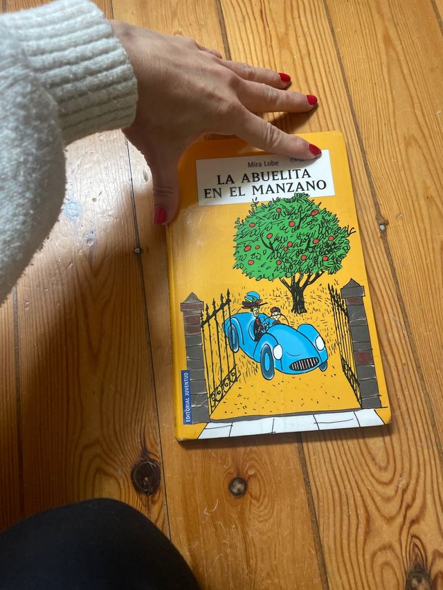 La abuelita en el Manzano Mira Lobe