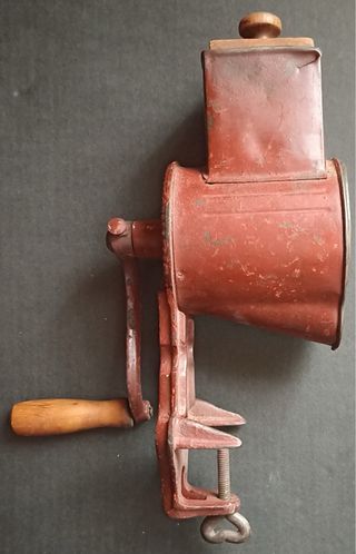 Antiguo rallador/picador REGINA