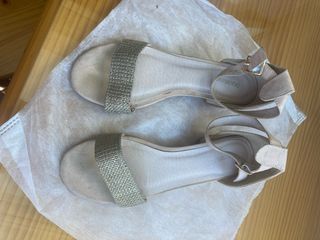 Zapatos beige y dorado talla 37