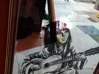 Espejo niña con guitarra en madera