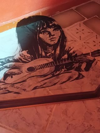 Espejo niña con guitarra en madera