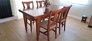 Mesa extensible y seis sillas