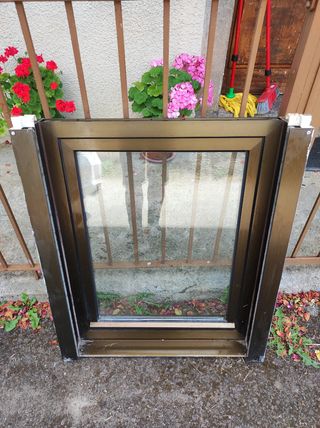 1 Ventana aluminio procedente de obra.