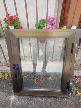 1 Ventana aluminio procedente de obra.