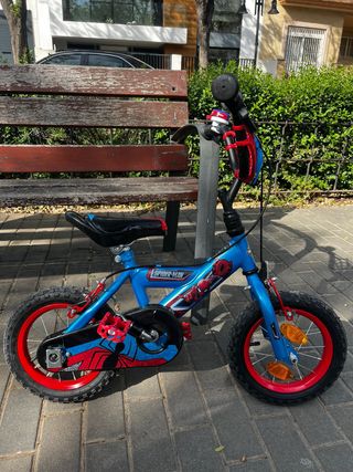 Bici spiderman 12 “ + casco de spiderman
