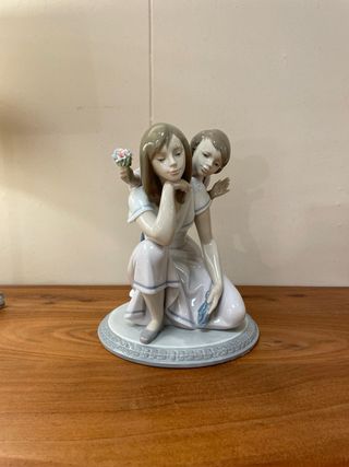 Figura Lladró 06506 Felicidades Mamá.