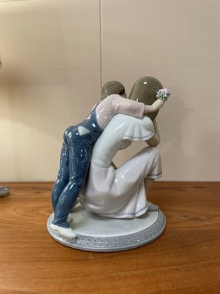 Figura Lladró 06506 Felicidades Mamá.