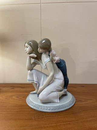 Figura Lladró 06506 Felicidades Mamá.