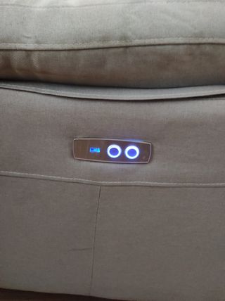 Sillón eléctrico, con múltiples posiciones.
