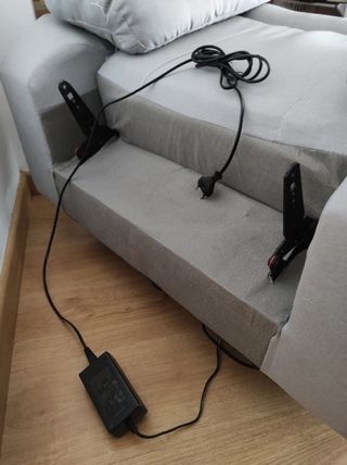 Sillón eléctrico, con múltiples posiciones.