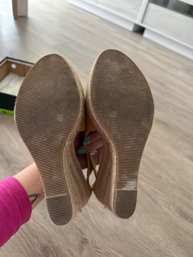 Sandalias mostaza 39