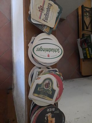 Vari sotto bicchieri di birra